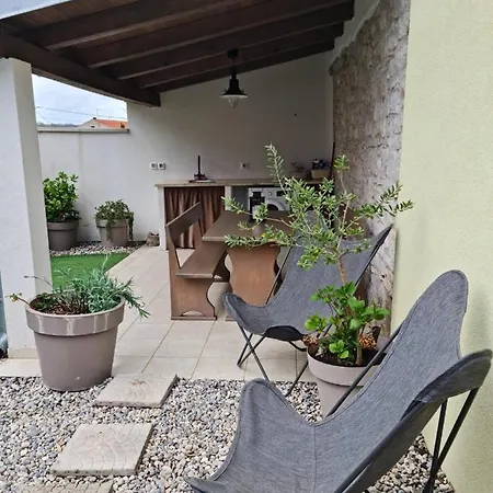 Semesterbostad House Ana *