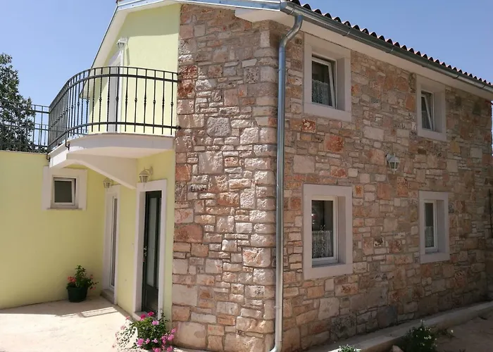 House Ana Nyaraló