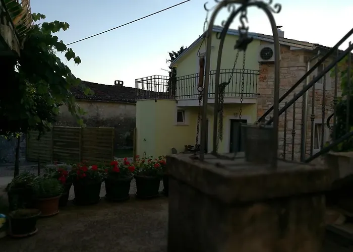 House Ana Nyaraló
