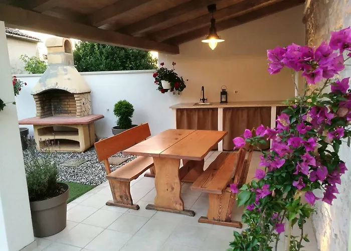 House Ana Nyaraló